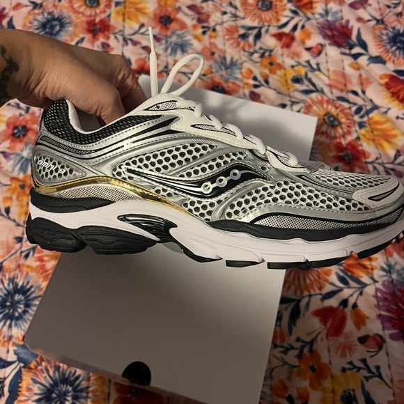Saucony Sneakers - Picture 1 of 5